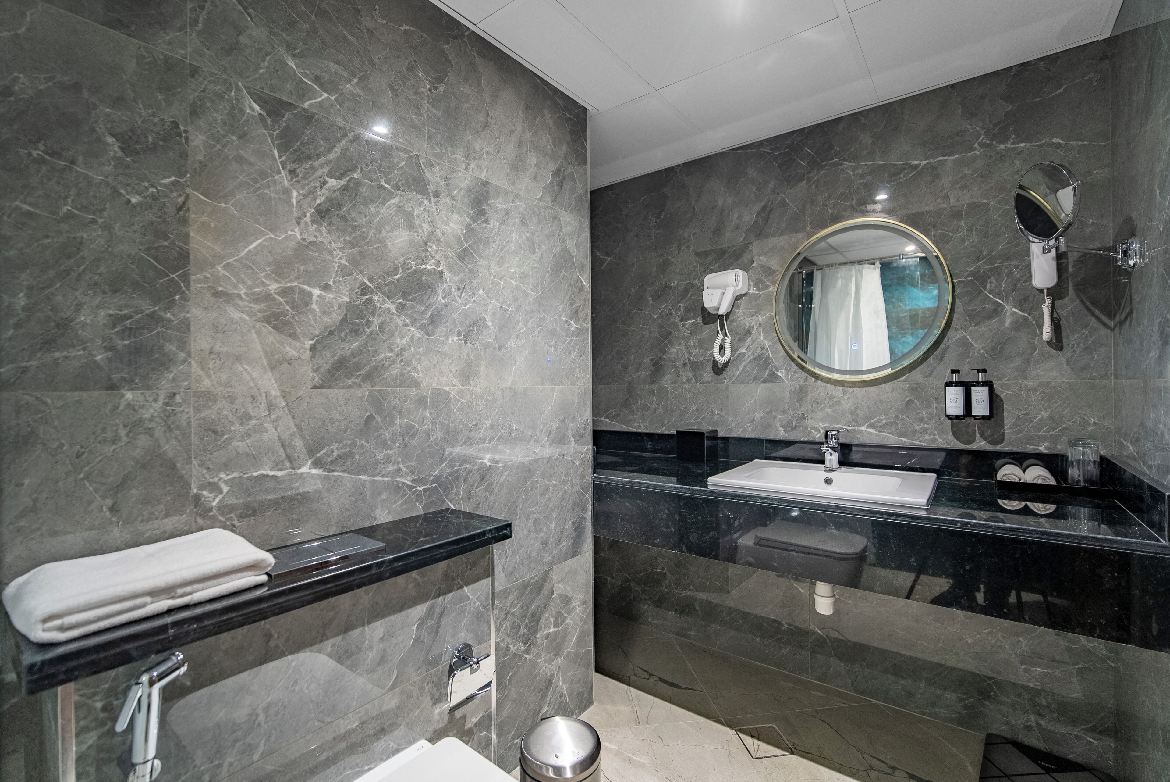 Foto - Grand Ambassador Hotel