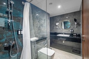 吹風機、浴袍、拖鞋、毛巾