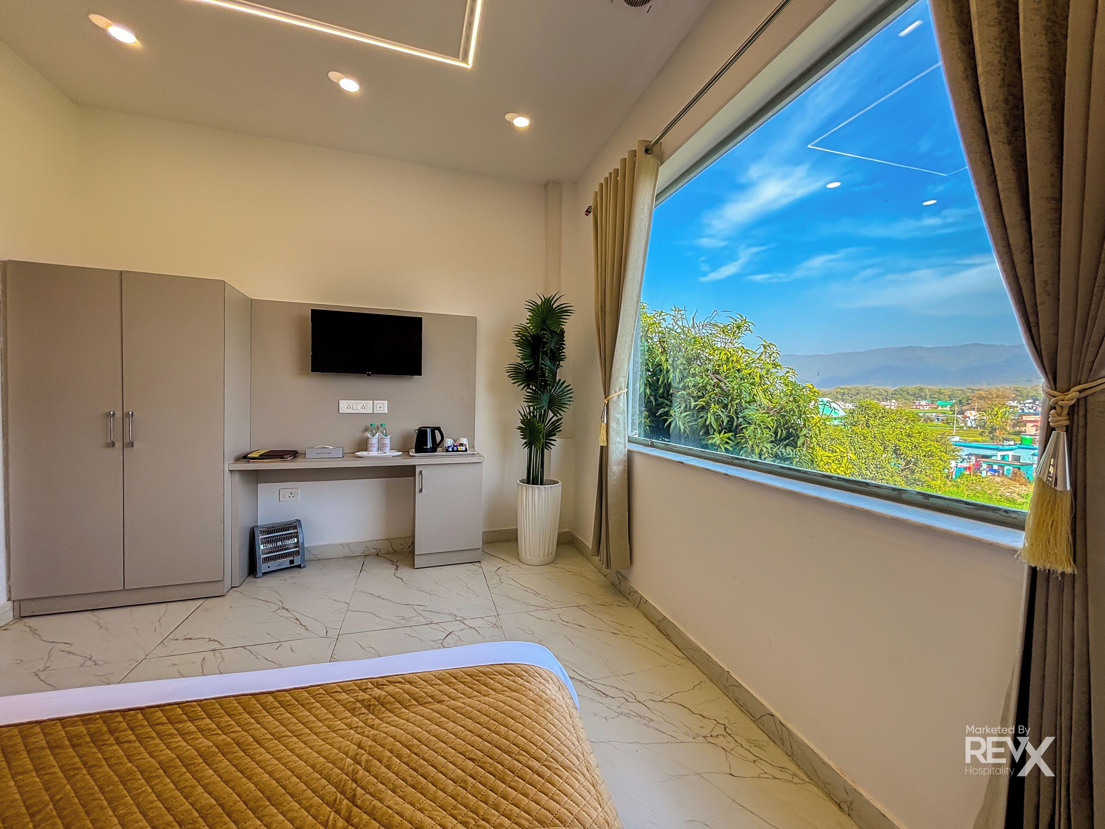 Deluxe Room | Soundproofing, iron/ironing board, free WiFi, bed sheets