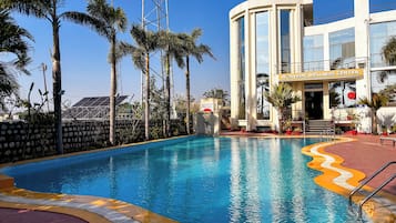 Hồ bơi ngoài trời