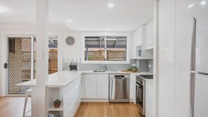 Réfrigérateur, micro-ondes, four, plaque de cuisson