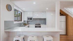 Fridge, oven, dishwasher, cookware/dishes/utensils