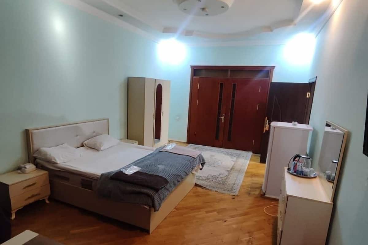 Dormitório compartilhado urbano | Quartos à prova de som, Wi-Fi de cortesia, roupa de cama