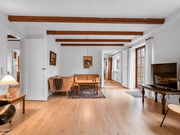 Fernseher, Kamin, Tischfußball