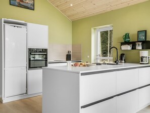 Fridge, dishwasher, cookware/dishes/utensils