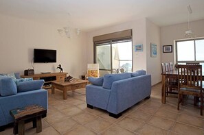 Apartamento, vistas a la playa | Zona de estar | Una televisión