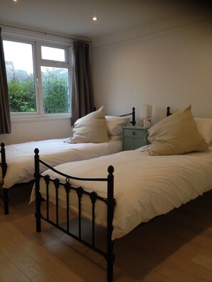 5 habitaciones, tabla de planchar con plancha, cuna de viaje y wifi 