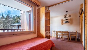 Une chambre à coucher avec un lit, un bureau et une chaise.