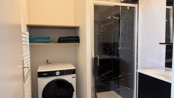 Sèche-cheveux, serviettes fournies, papier toilette