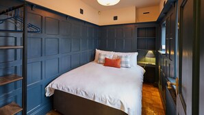A bedroom with a bed, a nightstand, a lamp, and a wardrobe. - Host Stay Apartment 1 St Stephens Court (Worcester)