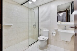 Dusj, hårføner, håndklær og toalettpapir