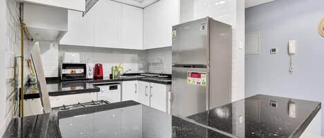 Refrigerador, microondas, horno, placa de cocina