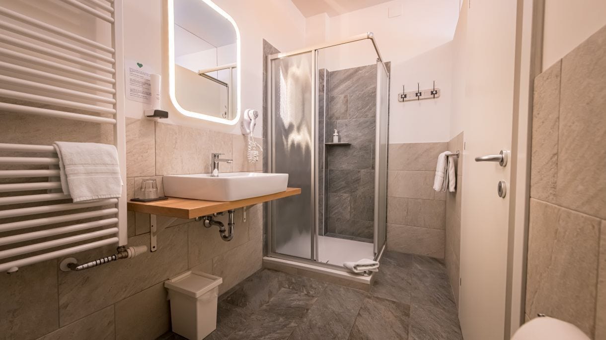 Camera Superior con letto matrimoniale o 2 letti singoli | Bagno | Doccia, asciugacapelli, asciugamani, sapone