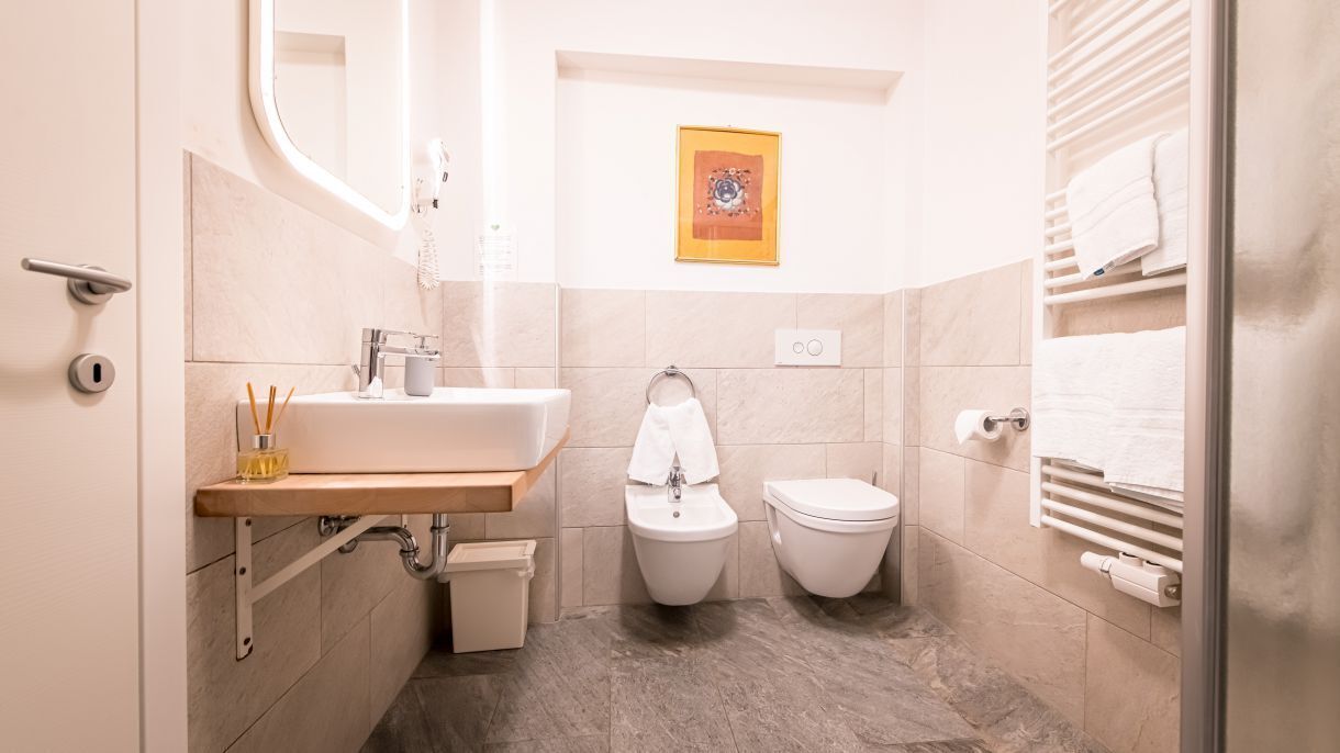 Eenvoudige tweepersoonskamer, uitzicht op de stad | Badkamer | Een douche, een haardroger, handdoeken, zeep