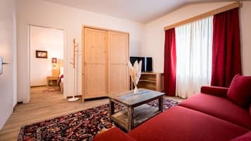 Studiosuite – superior, byutsikt | Skrivebord, skrivebord for bærbar PC og barnesenger (inkludert)