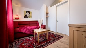 Superior-Doppel- oder -Zweibettzimmer | Schreibtisch, laptopgeeigneter Arbeitsplatz, schallisolierte Zimmer
