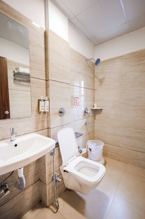 Douche, douche cascade, articles de toilette (gratuits), pantoufles