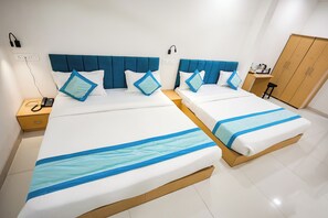 Family Room | Desk, laptop workspace, free WiFi, bed sheets