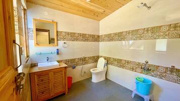 Een douche, een bidet, handdoeken, zeep