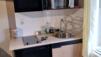 Een koelkast, een microgolfoven, een kookplaat, een waterkoker