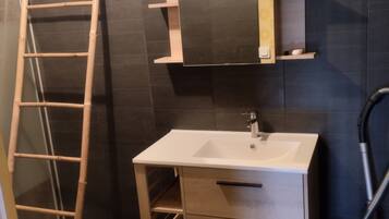 Secadora de cabello y papel de baño