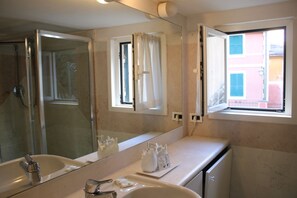 Dusche, Haartrockner, Bidet, Handtücher