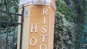 A sign for a hotel named "Ristorante" with a number "20" on it, surrounded by potted plants and a cobblestone path. - Portofino's Cozy Terrace Wi-fi A/C (Portofino)