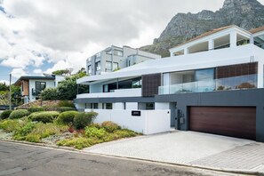 Villa - 4BR Camps Bay Villa w Pool and Garden Casa Meya (Cape Town)