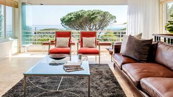 House | 4 bedrooms, desk, Internet