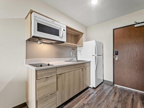 Desk, laptop workspace, free WiFi, bed sheets - WoodSpring Suites Prattville - Montgomery North (Prattville)