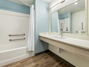 Suite, 2 queensize bedden, toegankelijk voor mindervaliden, niet-roken | Een bureau, een laptopwerkplek, gratis wifi, beddengoed