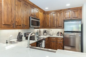 Køleskab, mikrobølgeovn, ovn, kogeplade