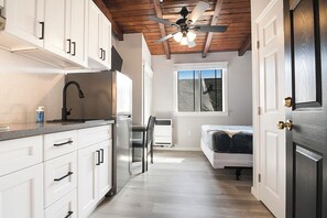 Deluxe Studio | Desk, laptop workspace, free WiFi, bed sheets