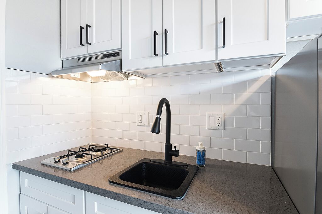 ベーシック スタジオ | デスク、ノートパソコン用作業スペース、WiFi (無料)、ベッドシーツ