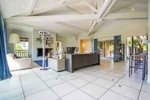 Télévision, cheminée