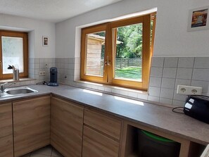 Fridge, microwave, oven, stovetop - Apartment 'Ferienwohnung, Offenes' with Private Terrace, Private Garden and Wi-Fi (Bad Waldsee-Kümmerazhofen)