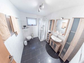 Suihku, hiustenkuivaaja, pyyhkeet