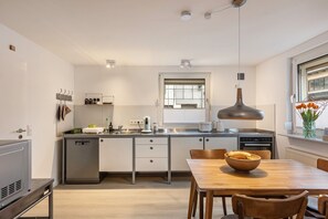 Frigorífico, microondas, horno y placa de cocina