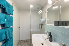 Shower, hair dryer, towels - Holiday Home 'Höhe26' with Private Terrace, Private Garden and Wi-Fi (Bad Vilbel)