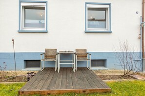 Outdoor dining - Holiday Home 'Höhe26' with Private Terrace, Private Garden and Wi-Fi (Bad Vilbel)