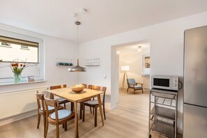 Dining - Holiday Home 'Höhe26' with Private Terrace, Private Garden and Wi-Fi (Bad Vilbel)