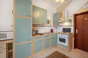 Frigorifero, microonde, forno, piano cottura