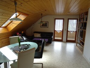 Fernseher, DVD-Player, Stereoanlage