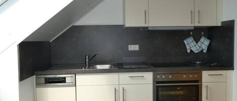 Kjøleskap, mikrobølgeovn, ovn og kokeplater