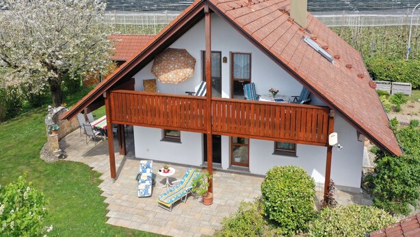 A two-story house with a balcony, a garden, and a view of a vineyard. - Apartment 'Zerlaut' with Balcony and Wi-Fi (Langenargen)