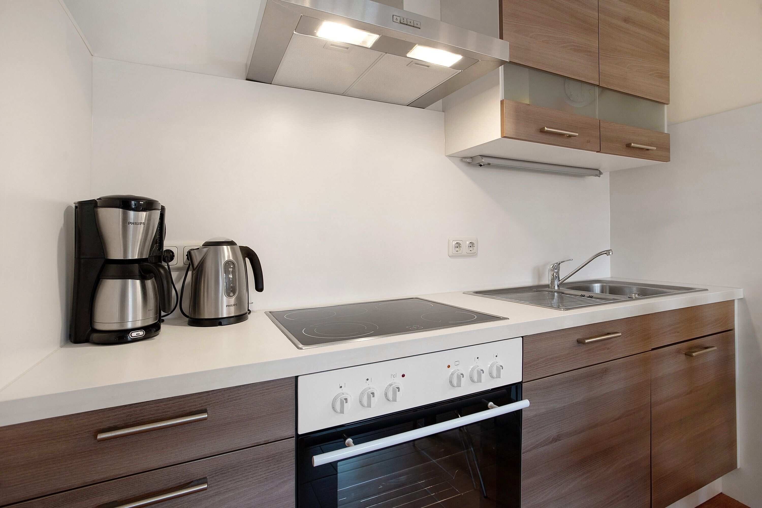 Een koelkast, een oven, een kookplaat, een vaatwasser