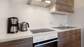 Een koelkast, een oven, een kookplaat, een vaatwasser