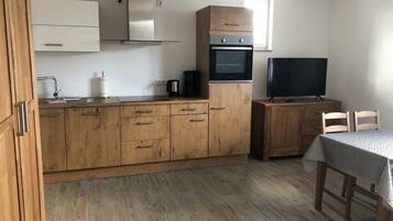 Refrigerador, cafetera y tetera y utensilios de cocina