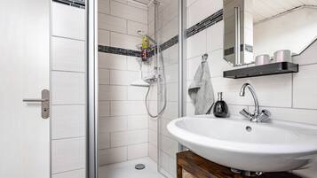 Dusche, Haartrockner, Handtücher