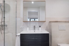Dusche, Haartrockner, Handtücher